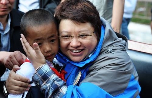 韩红收养2岁幸存孤儿如何怎样,红十字会收养两岁孤儿:缘分、苦难、母爱和未来的温暖  第4张